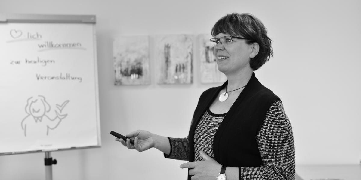 © Lars Winterbach Fotografie | pixeltrip.de Fotografie: Die AO-Psychologin neben Flipchart