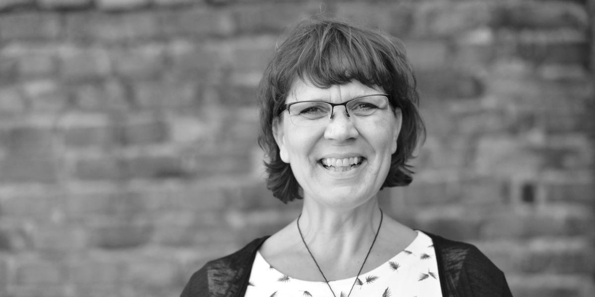 © Lars Winterbach Fotografie | pixeltrip.de Portraitaufnahme: Die AO-Psychologin Susanne Beimel vor Ziegelmauer
