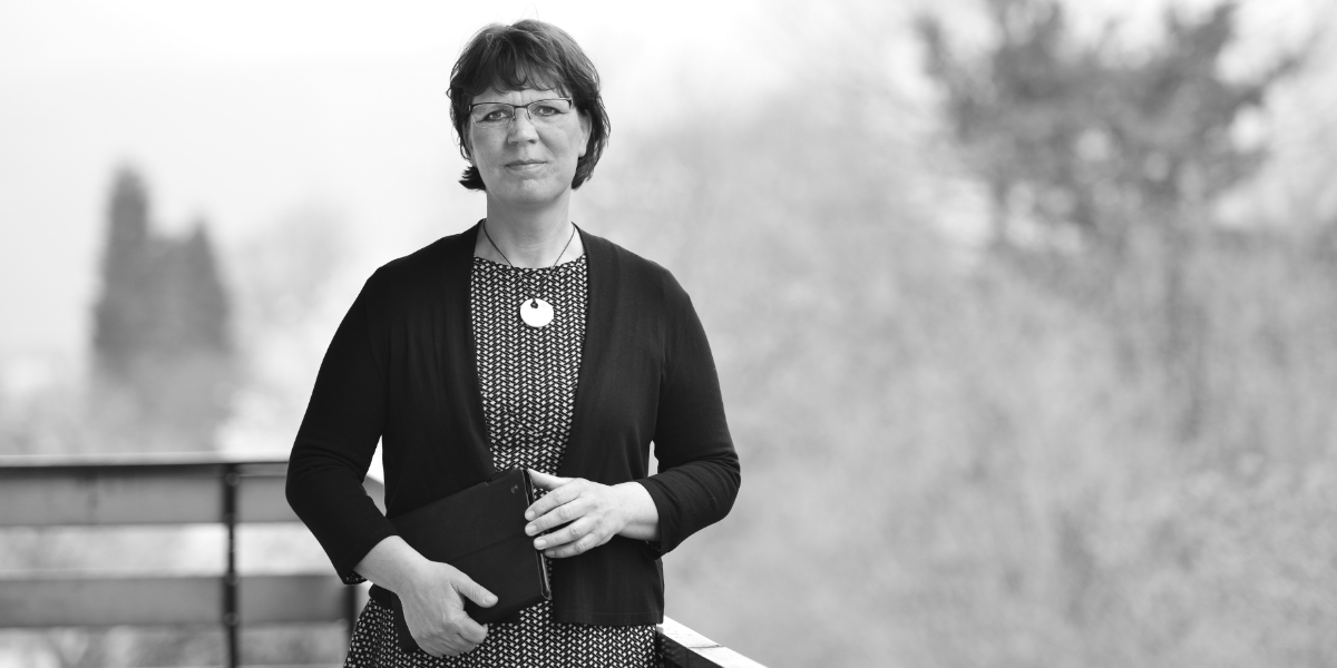 © Lars Winterbach Fotografie | pixeltrip.de Portraitaufnahme: Die AO-Psychologin Susanne Beimel im Freien mit Notizbuch